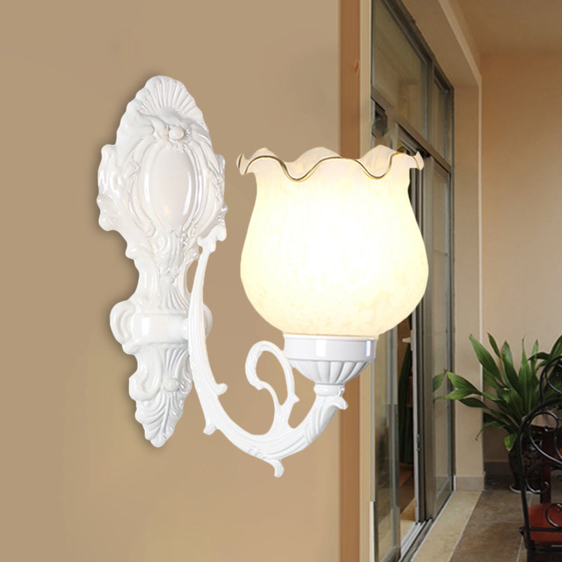 Dachbodenstil Bud Wall Mount Lampe Einer Glühbirne Opalin -Glaswandbeleuchtung in Schwarz/Weiß/Messing