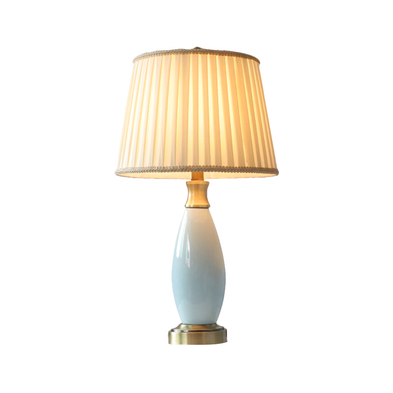 Retro -Style -Kegel -Nacht -Licht 1 Kopfstoffschischtisch -Lampe mit blaues Keramik Oval Dekor in Weiß