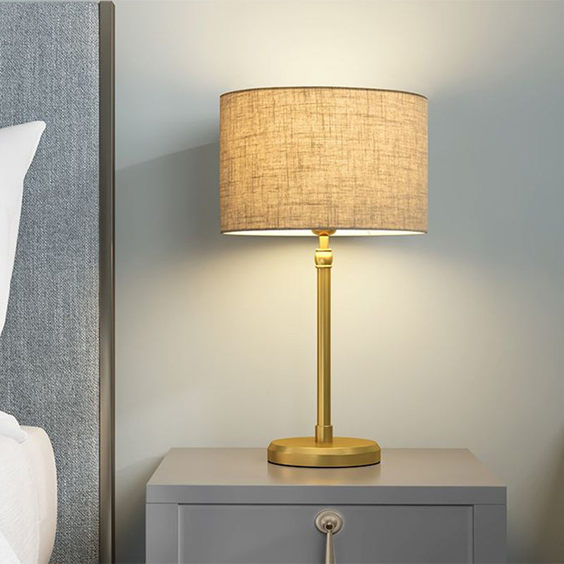Illuminazione da lettura a cilindro in tessuto stile retrò con luce da comodino a testa singola dorata per soggiorno