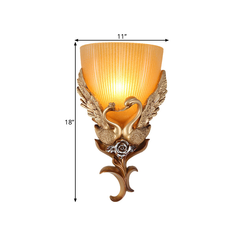 Goldene Single -Kopf -Leuchter leichter rustikaler bernsteingeflügelter Glas, die verjüngte Wand mit Schwan- und Blütendesign montiertem Glas montiert