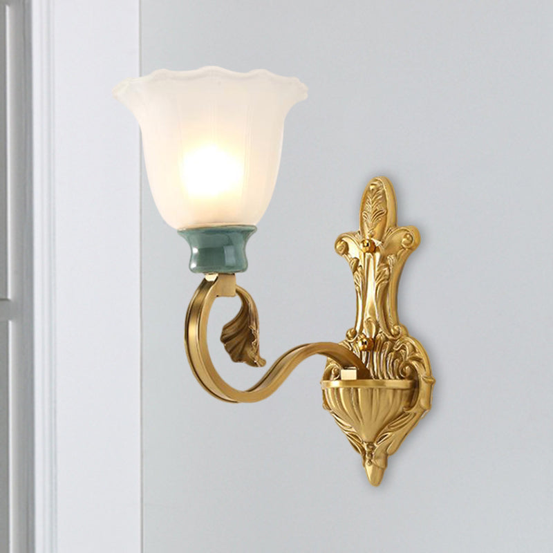 Milky glazen messing muur sconce bloesem 1/2-head traditionele scrollarm wandverlichting armatuur met ginkgo bladdecor