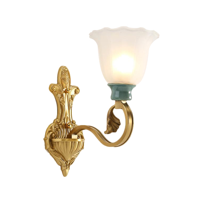 Milky glazen messing muur sconce bloesem 1/2-head traditionele scrollarm wandverlichting armatuur met ginkgo bladdecor