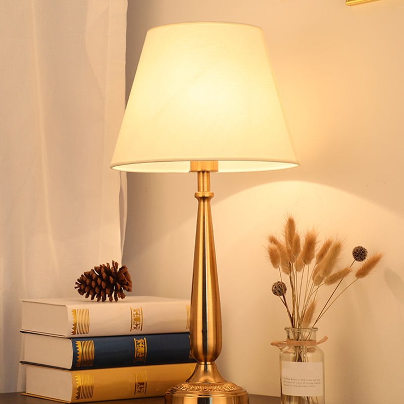 Bloemen/conisch bed bureau licht Traditionele stof enkele kop gouden nachttafelverlichting
