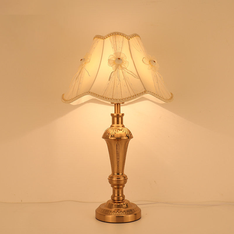 Bloemen/conisch bed bureau licht Traditionele stof enkele kop gouden nachttafelverlichting
