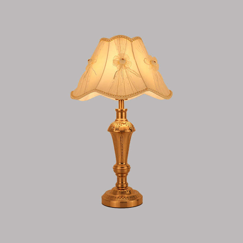 Bloemen/conisch bed bureau licht Traditionele stof enkele kop gouden nachttafelverlichting