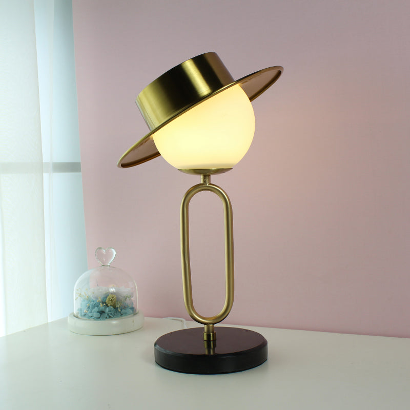 Metal Hat Desk Light Cartoon 1 Lámpara de mesa de luz con sombra de vidrio crema y base de mármol en latón