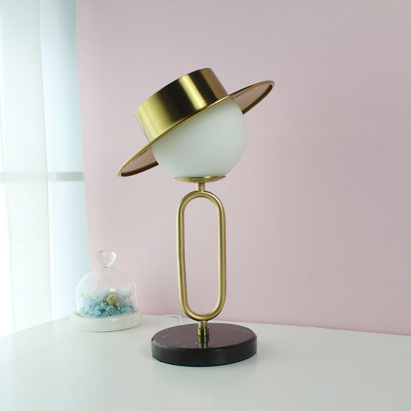 Metal Hat Desk Light Cartoon 1 Lámpara de mesa de luz con sombra de vidrio crema y base de mármol en latón