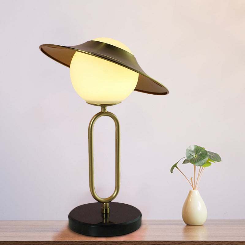 Metal Hat Desk Light Cartoon 1 Lámpara de mesa de luz con sombra de vidrio crema y base de mármol en latón