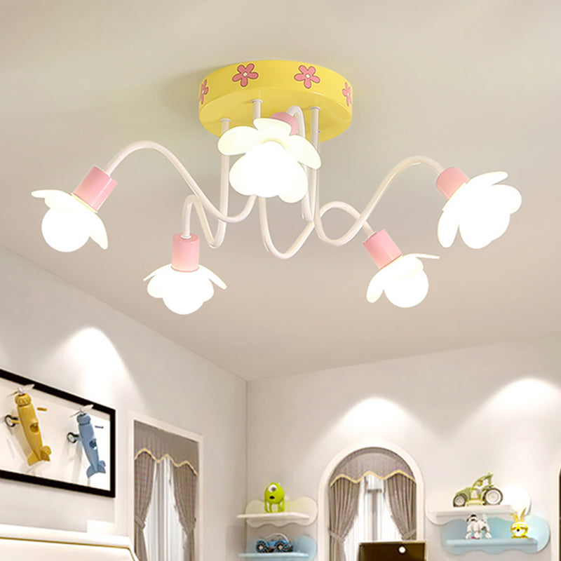 Blumen Kinderzimmer Flush Mount Kronleuchter Metall 5 Glühbirnen zeitgenössische Halbfluschendecke in Gelb
