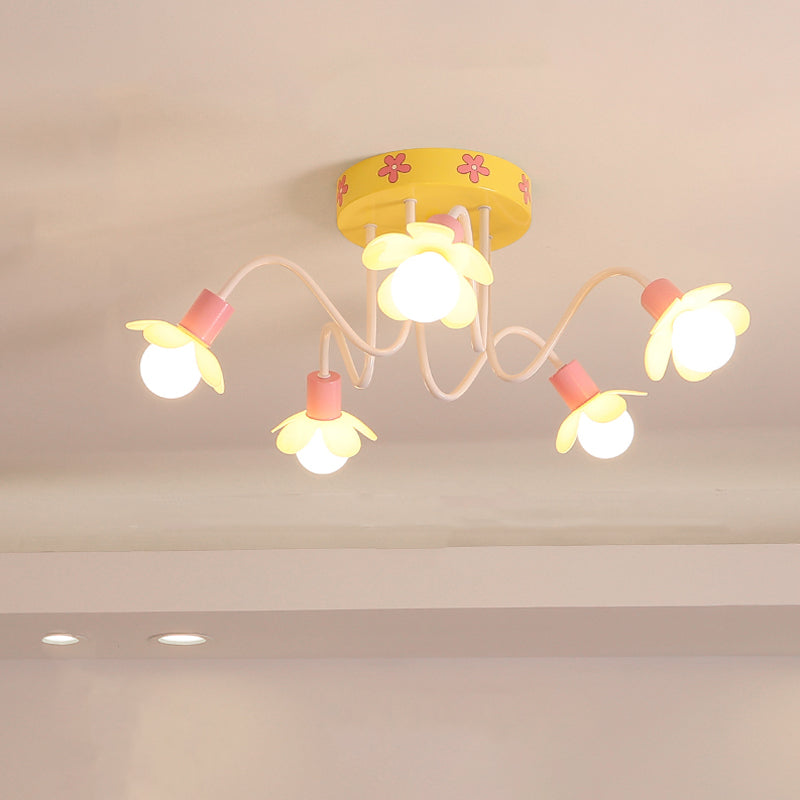 Blumen Kinderzimmer Flush Mount Kronleuchter Metall 5 Glühbirnen zeitgenössische Halbfluschendecke in Gelb