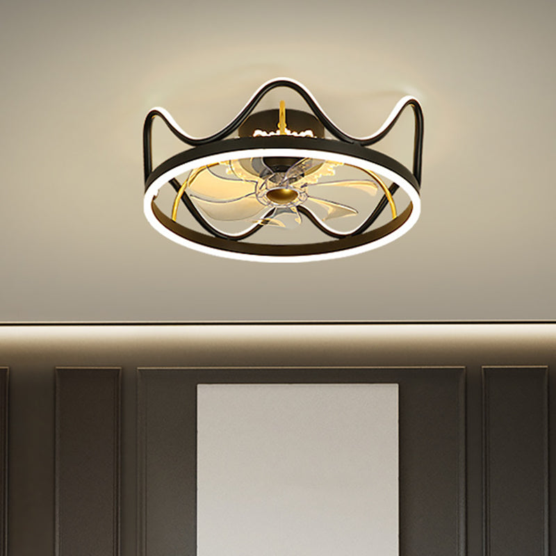 Crown Shape Dinging Sala de 7 cuchillas Ventilador colgante Lámpara Metálica Moderna LED Semi Flush en oro/negro, 22 "de ancho