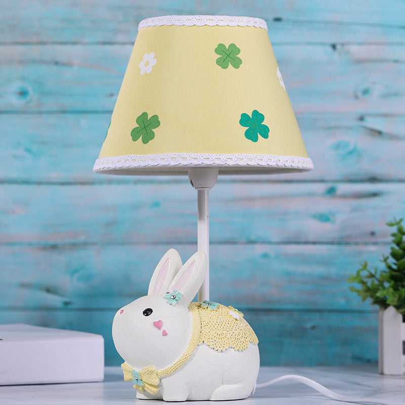 Lampe konische Stoffstudienlampe 1-Licht gelbe Tischlicht mit Kleemuster und Kaninchenbasis