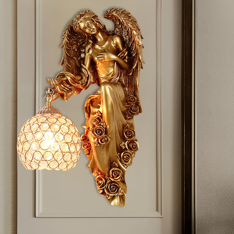 Facettierte Kristall-Global-Wandleuchte im Vintage-Stil, 1 Kopf, Esszimmer-Wandbeleuchtungsidee mit Engel-Harz-Dekor in Weiß/Dunkelgold, links/rechts
