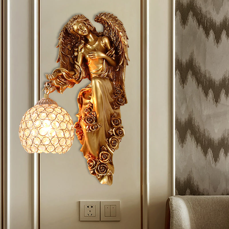 Facettierte Kristall-Global-Wandleuchte im Vintage-Stil, 1 Kopf, Esszimmer-Wandbeleuchtungsidee mit Engel-Harz-Dekor in Weiß/Dunkelgold, links/rechts