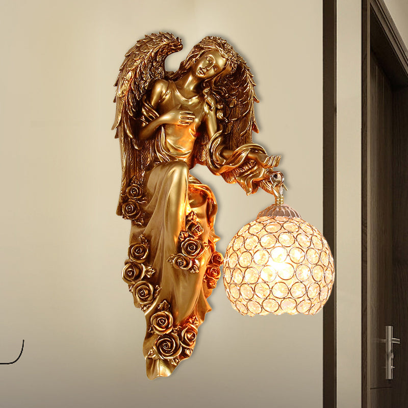 Facettierte Kristall-Global-Wandleuchte im Vintage-Stil, 1 Kopf, Esszimmer-Wandbeleuchtungsidee mit Engel-Harz-Dekor in Weiß/Dunkelgold, links/rechts