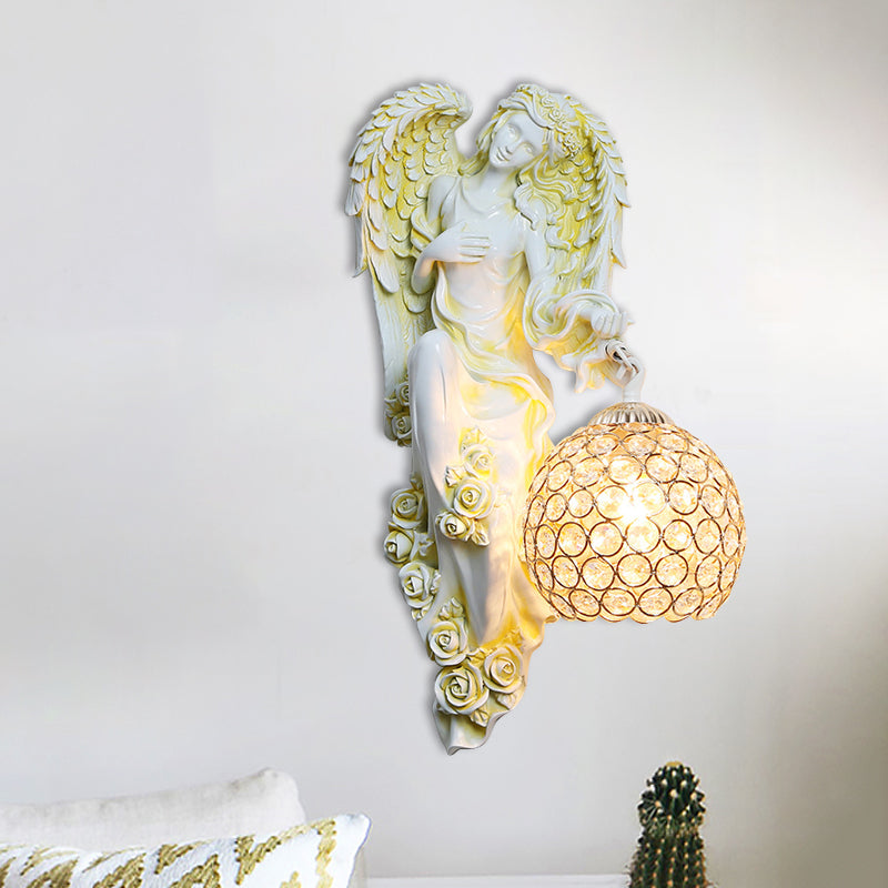 Facettierte Kristall-Global-Wandleuchte im Vintage-Stil, 1 Kopf, Esszimmer-Wandbeleuchtungsidee mit Engel-Harz-Dekor in Weiß/Dunkelgold, links/rechts