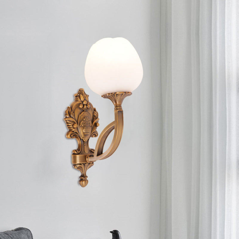 Lampe à fleurs rurales à fleur 1 clair d'éclairage mural en verre à la crème légère en laiton avec plaque arrière sculptée