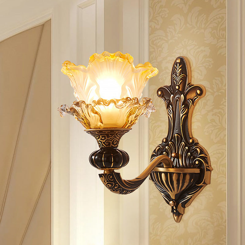 Lampada da parete a 2 a 2 co-testa Rural Rural Curvy Idee di illuminazione a parete metallizzata in ottone con tonalità di vetro ambra di fiori