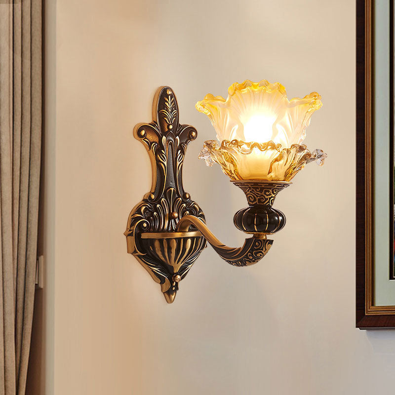 Lampada da parete a 2 a 2 co-testa Rural Rural Curvy Idee di illuminazione a parete metallizzata in ottone con tonalità di vetro ambra di fiori