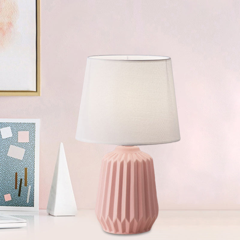Lampada da scrivania conica in tessuto Simplicity Lampada da tavolo a 1 luce con base in ceramica in rosa per camera da letto