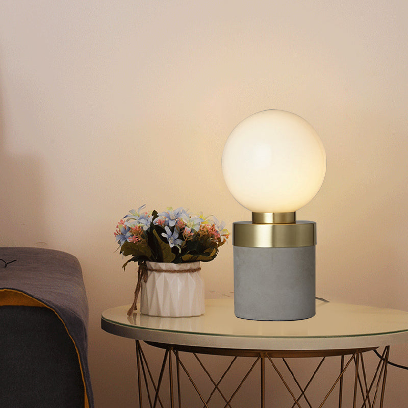 Éclairage de table en verre givré mondial Élevant 1 lampe de table gris clair avec base de cylindre de ciment