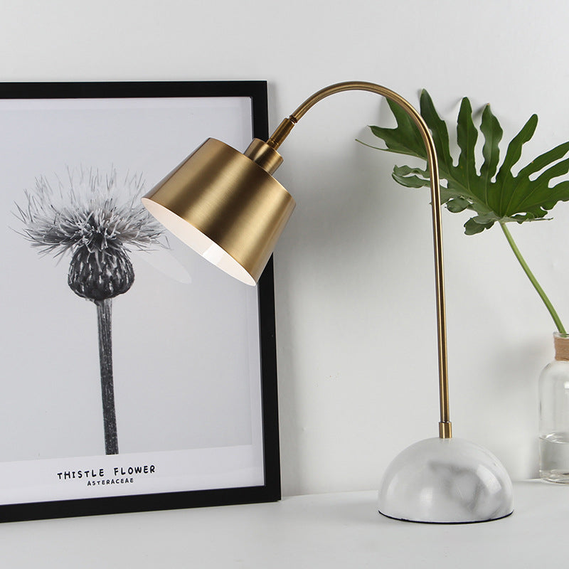 Gold Tapered Shade Tischlampe Moderner Stil 1-Kopf-Metallic Stehpreis mit Marmorbasis