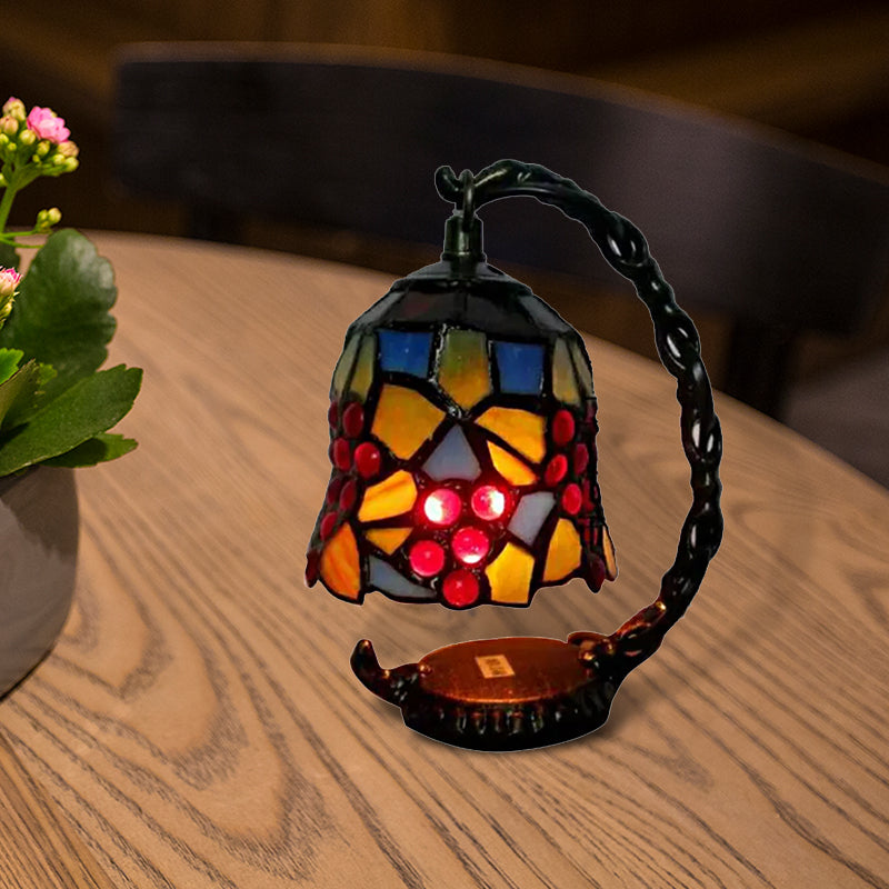 Accensione mini da tavolo rustica con braccio curvo e uva/fiore/libellula macchiata di vetro 1 leggero lampada da tavolo in bronzo per camera da letto