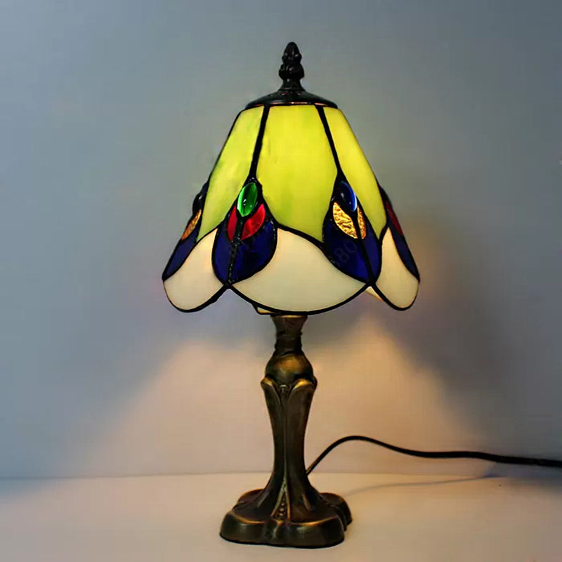Buntglaskegel -Tischlicht mit Metallbasis und Edelstein/Trauben/Pfauen Schwanzmuster 1 Licht Tiffany Tischbeleuchtung für Bett