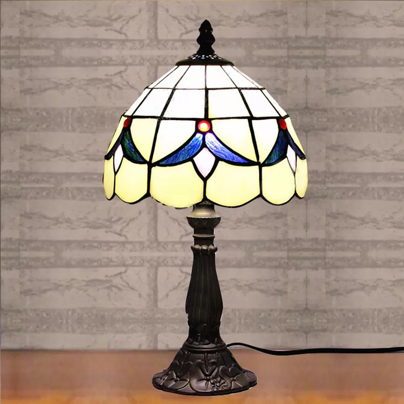 Lampe de table à floral avec dôme en verre taché de vitrail rustique éclairage en beige pour la lecture