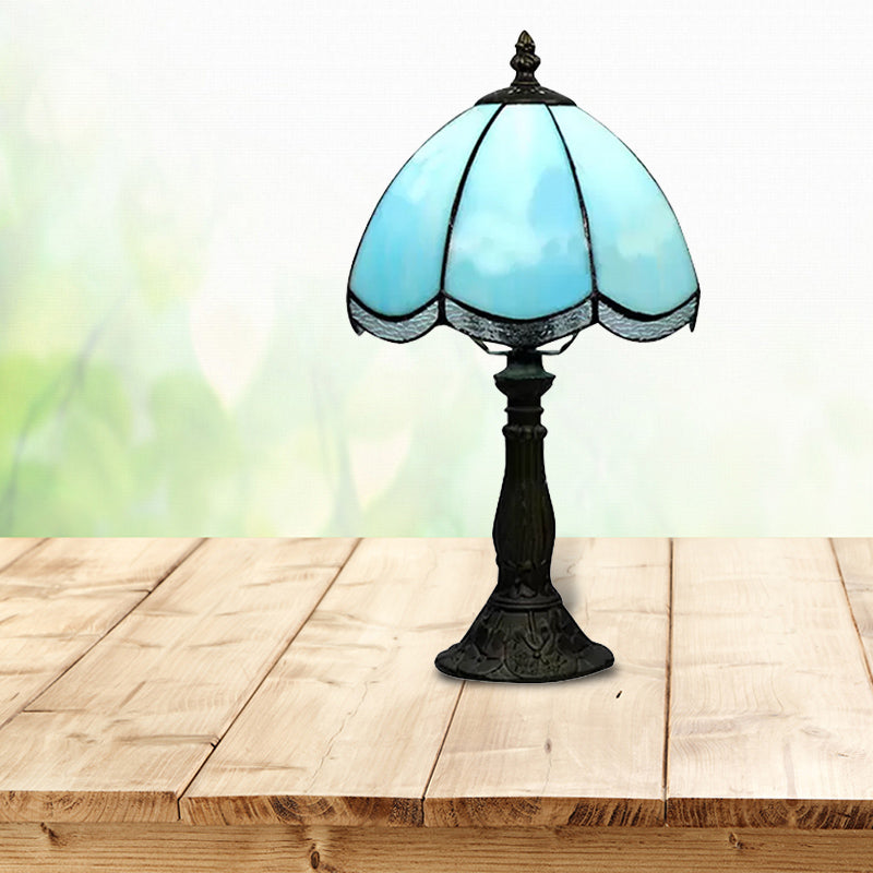 Traditional Scalloped Table Lighting 1 Light Stained Glass Indoor Lighting Fixture in Blue/White