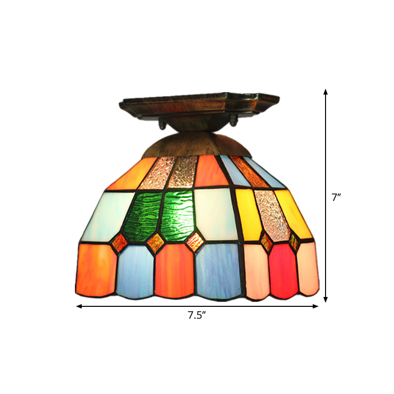 Illuminazione da incasso per corridoio con 1 lampadina. Plafoniera in ottone Tiffany con paralume in vetro tagliato a cupola a griglia