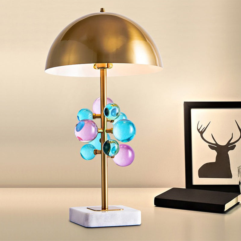 Metallic Dome Desk Light Moderniste 1 tête de chevet de tête avec des boules de cristal colorées déco en or