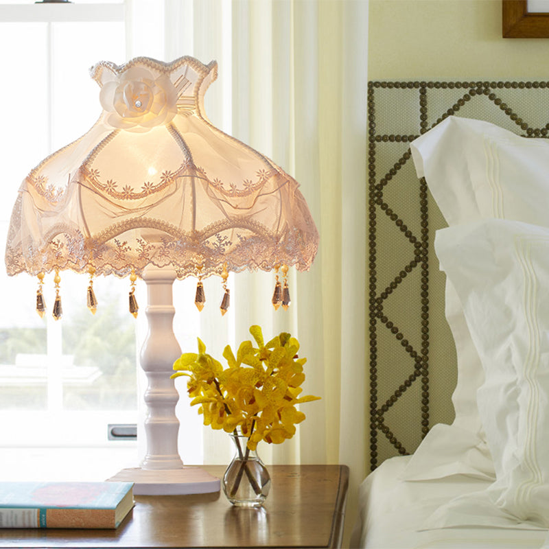 Mesa de cúpula con paneles de tela Luz escandinava 1 lámpara nocturna de bulbo con lanzas de cristal deco en blanco