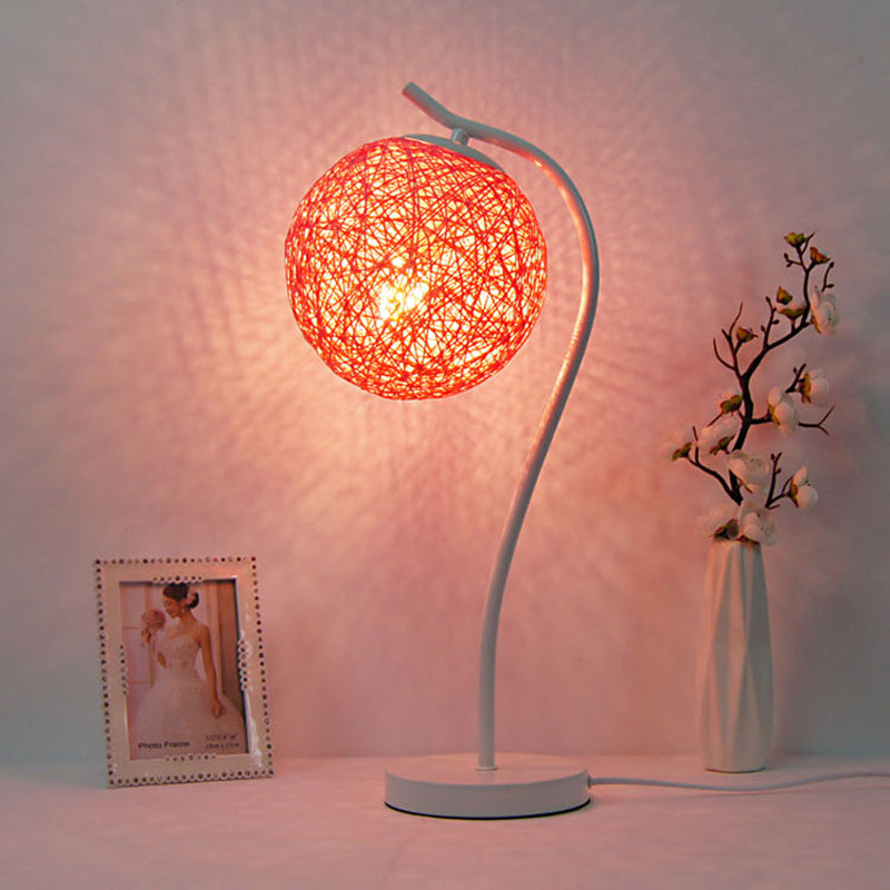 Lampada da tavolo fatta a mano gialla/avorio in stile campagna da tavolo a 1 luce con tonalità a sfera per camera da letto