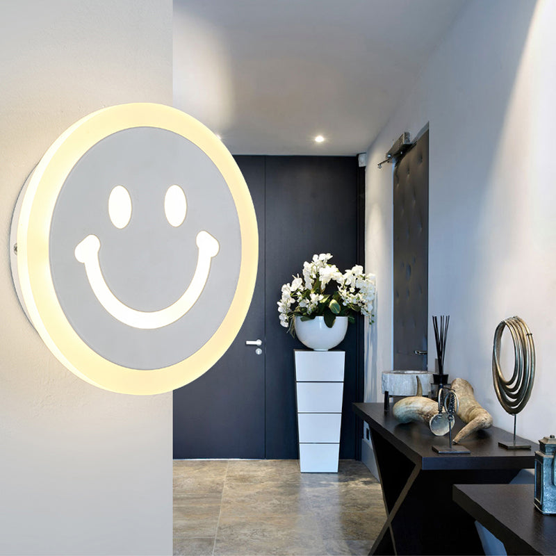 Eigentijdse slanke sconce licht metaal acryl witte afwerking muurlicht voor kinderen volwassen slaapkamer