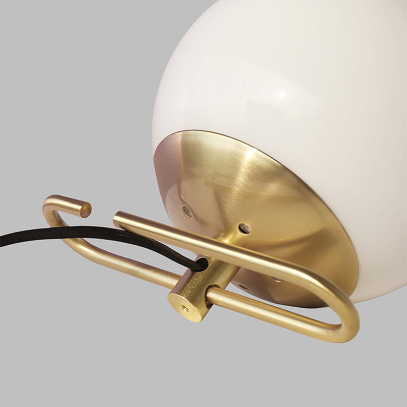 Lampe de table Orbit en verre laiteux, applique murale contemporaine blanche à 1 tête avec base en métal pour chevet