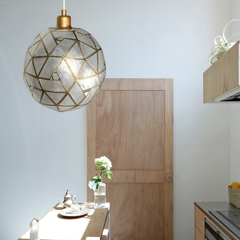 1 salle à manger légère suspendue au plafond avec coquille à bille