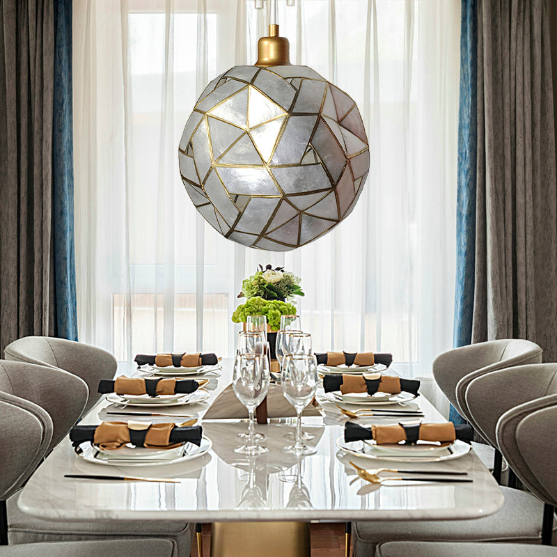 1 salle à manger légère suspendue au plafond avec coquille à bille