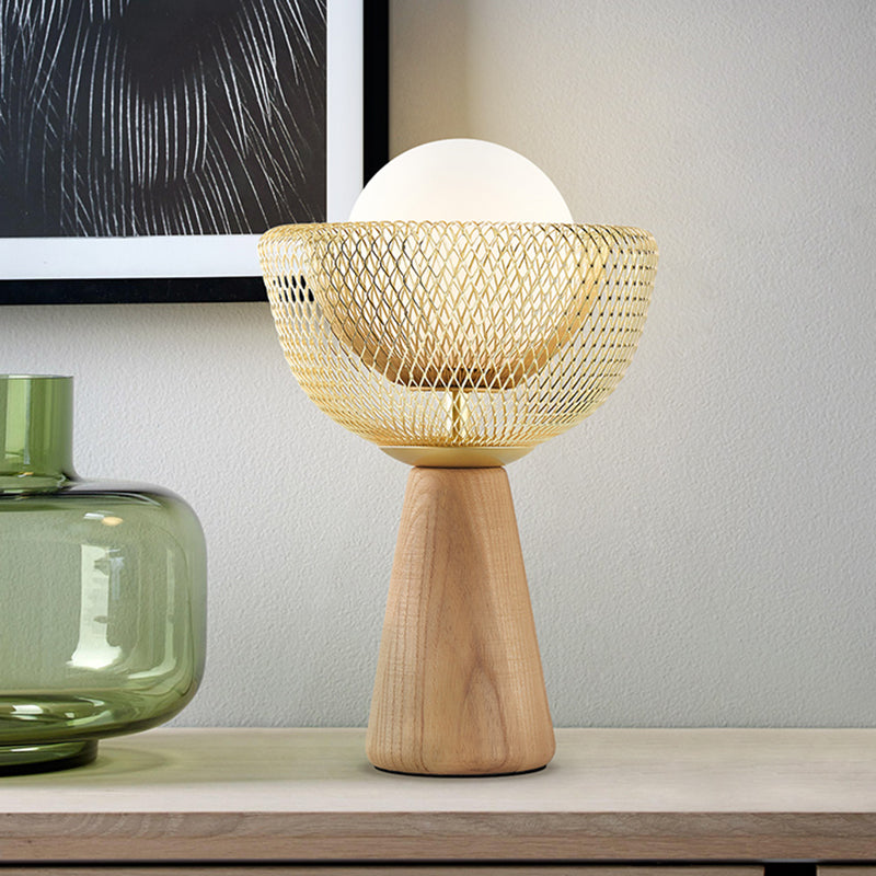 Illuminazione da comodino a ciotola Lampada da scrivania in legno modernista in metallo con 1 lampadina per camera da letto in beige con paralume in vetro opale sferico