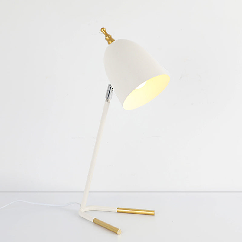 Eisen gewölbter Tischlicht moderner 1-Kopf-Nachttischlampe in Weiß mit V-förmiger Basis
