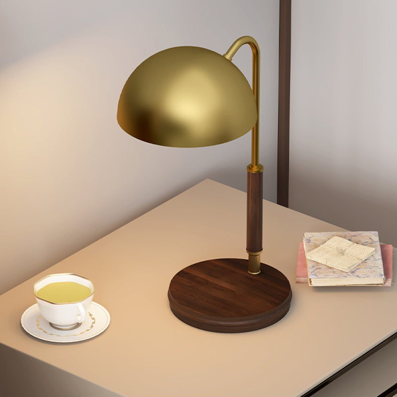 Luz de mesa de tono de cúpula de metal simple 1 cabeza 1 cabeza lámpara de noche marrón con brazo curvilíneo para sala de estar