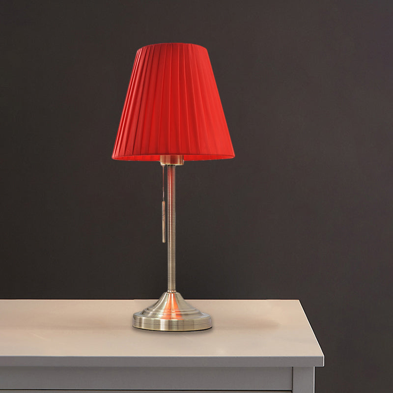 Moderne conische nachtlamp geplooide stof 1-licht slaapkamer metalen tafellicht in beige/rood met trekketting