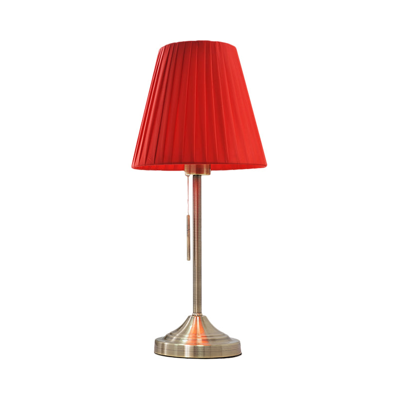 Moderne conische nachtlamp geplooide stof 1-licht slaapkamer metalen tafellicht in beige/rood met trekketting