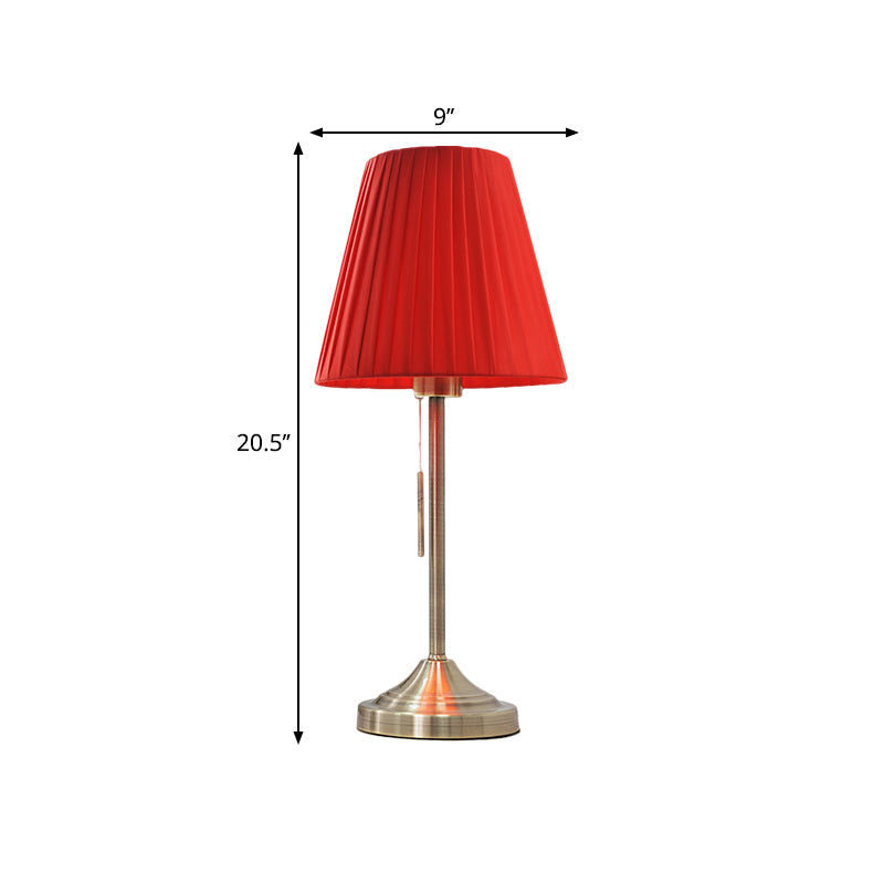 Moderne conische nachtlamp geplooide stof 1-licht slaapkamer metalen tafellicht in beige/rood met trekketting