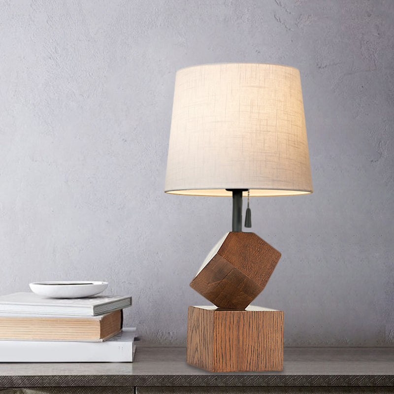 Lampada da comodino beige/barile marrone semplice 1 tavolo da notte in tessuto a testa con base cubica in legno