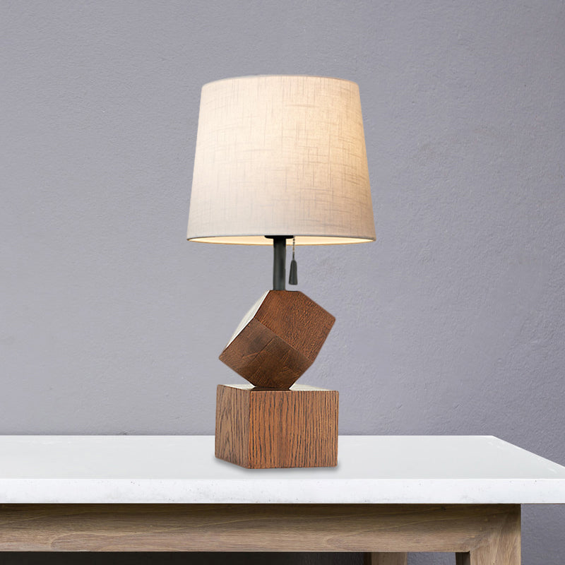 Lampada da comodino beige/barile marrone semplice 1 tavolo da notte in tessuto a testa con base cubica in legno