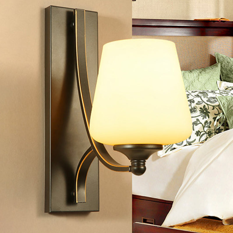 Light Mur Murned traditionnel 1 ampoule Grossed White Glass Glass Wall Sconce Lampe en noir pour chambre à coucher