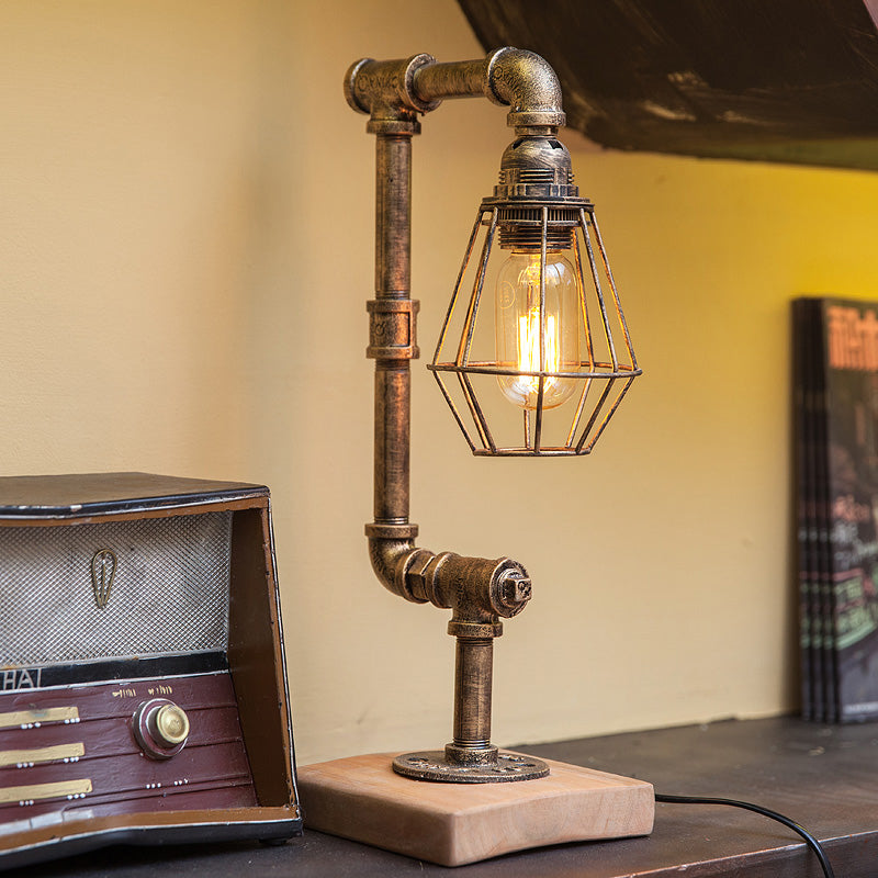 Lampada da tavolo con tubatura industriale 1 illuminazione da tavolo in metallo con base in legno e protezione del filo in bronzo per soggiorno
