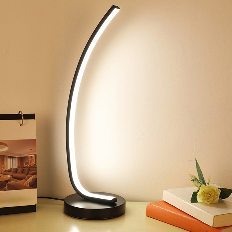 Bend lineaire slaapkamer nachtlamp Metallic LED modernisme tafellicht in zwart/wit voor studieruimte