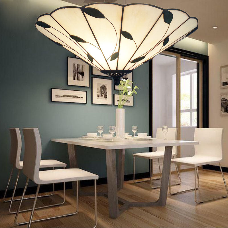 Geometrisch plafondlicht Tiffany gebrandschilderd glas 3 lichten spoeling plafondlicht met bladthema in wit/beige